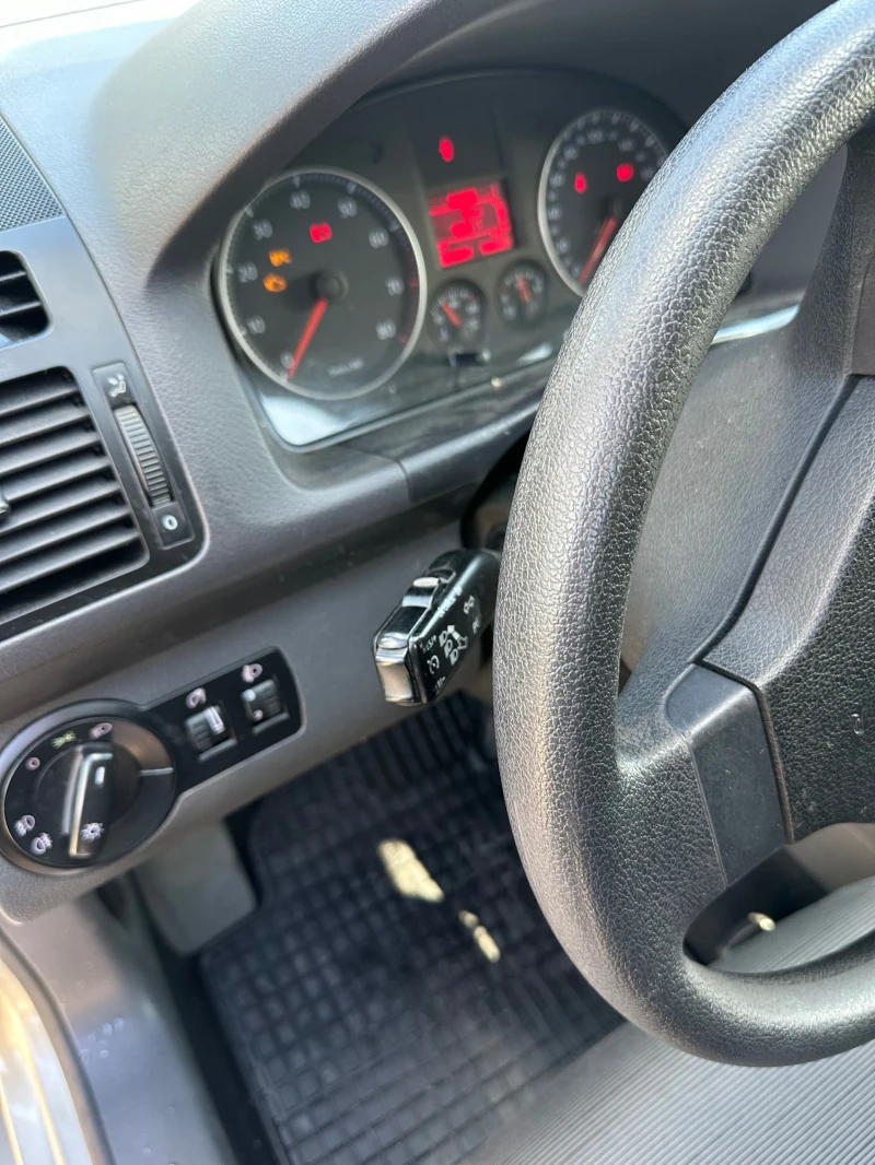 VW Touran Ecofuel, снимка 8 - Автомобили и джипове - 52021544