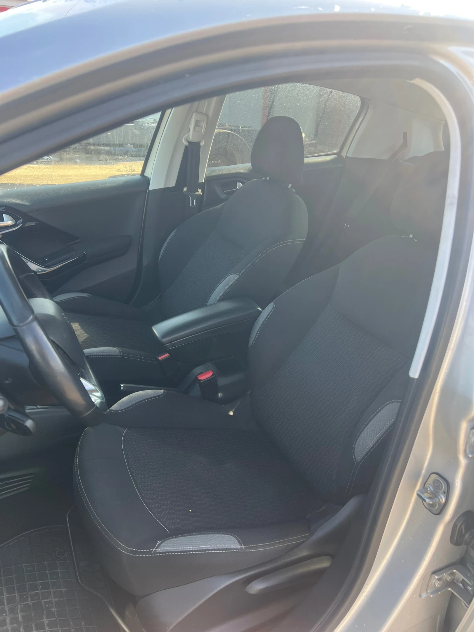 Peugeot 208  - изображение 10