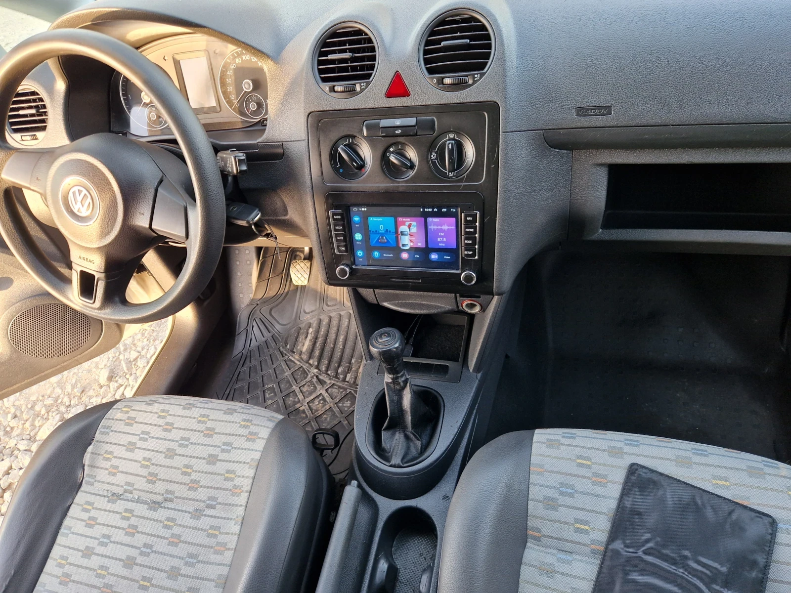 VW Caddy 1.6 TDI, снимка 9 - Автомобили и джипове - 53992939