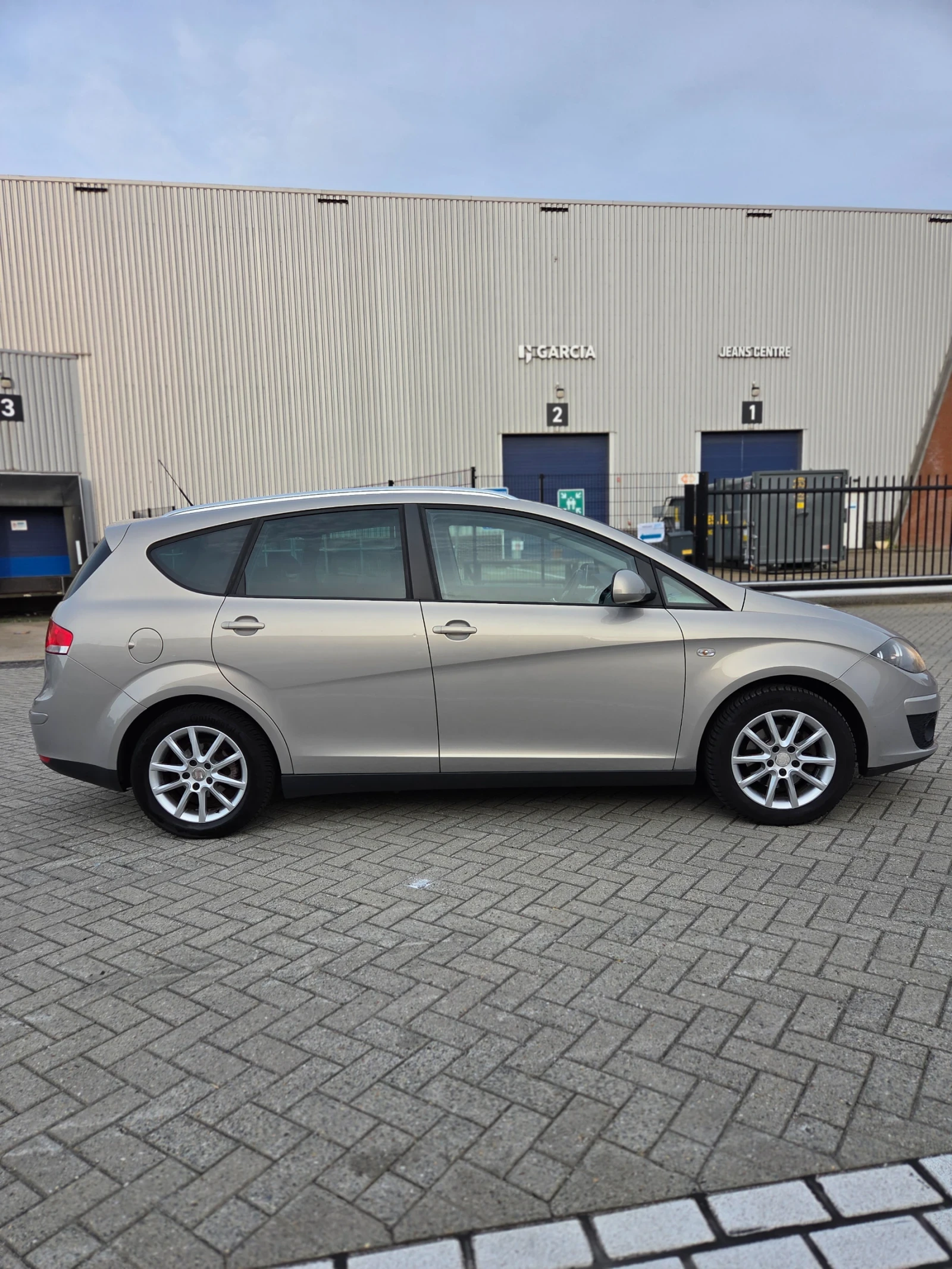 Seat Altea 1.6 TDI, снимка 3 - Автомобили и джипове - 54600982