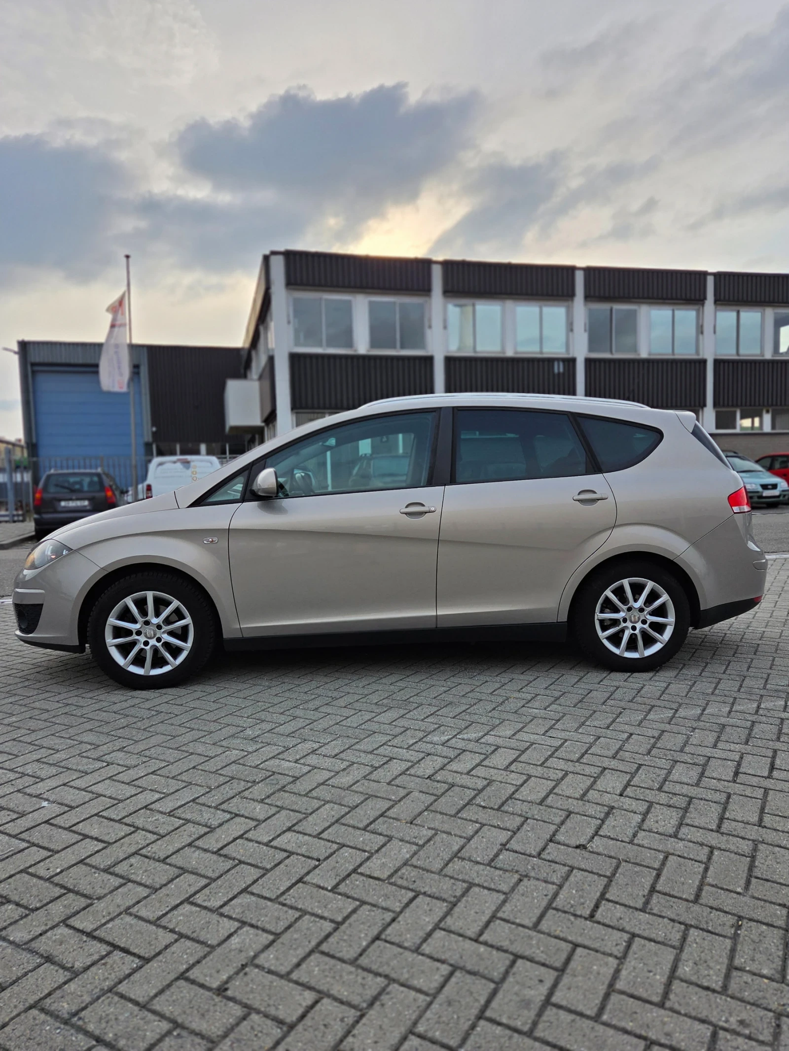Seat Altea 1.6 TDI, снимка 2 - Автомобили и джипове - 54600982