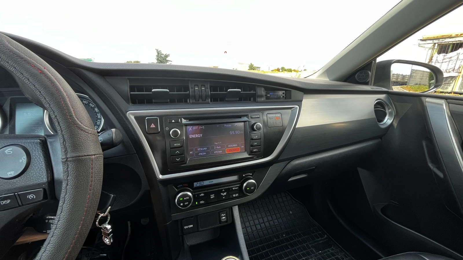 Toyota Auris, снимка 13 - Автомобили и джипове - 55318788