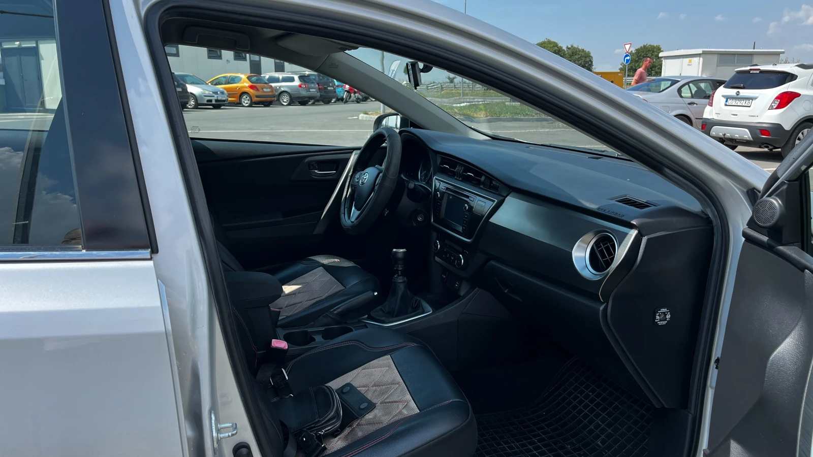 Toyota Auris, снимка 11 - Автомобили и джипове - 55318788