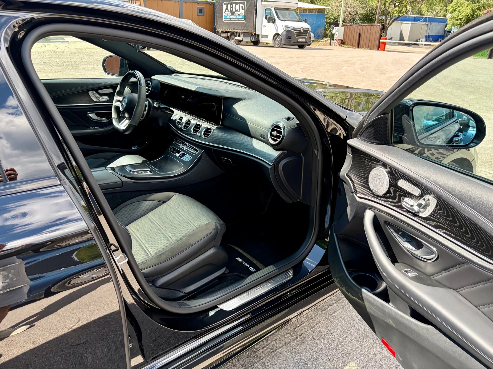 Mercedes-Benz E 53 AMG Burmester | Head-Up | Distronic | Massage, снимка 14 - Автомобили и джипове - 55451456