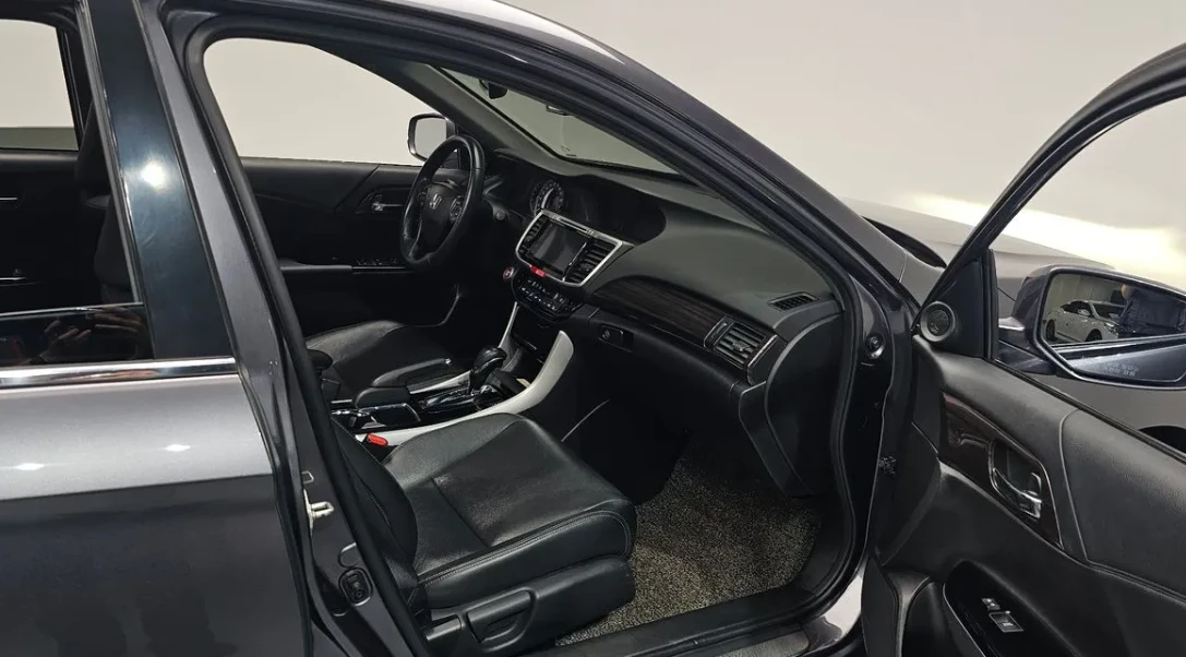 Honda Accord 2.4 бензин! Автоматик! Екзекютив!, снимка 4 - Автомобили и джипове - 54802464