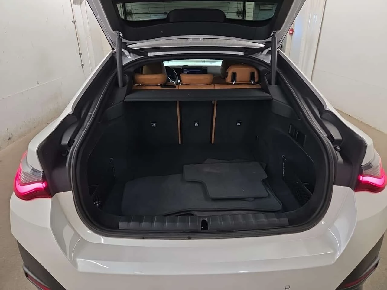 BMW i4  EDRIVE40 | WHITE | RWD | PANO | 2 �����  | Mobile.bg � ����������� 14
