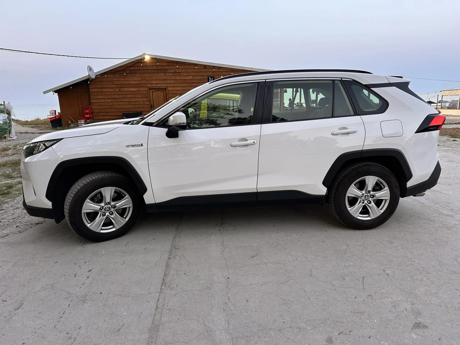 Toyota Rav4 2.5 hybrid - изображение 3