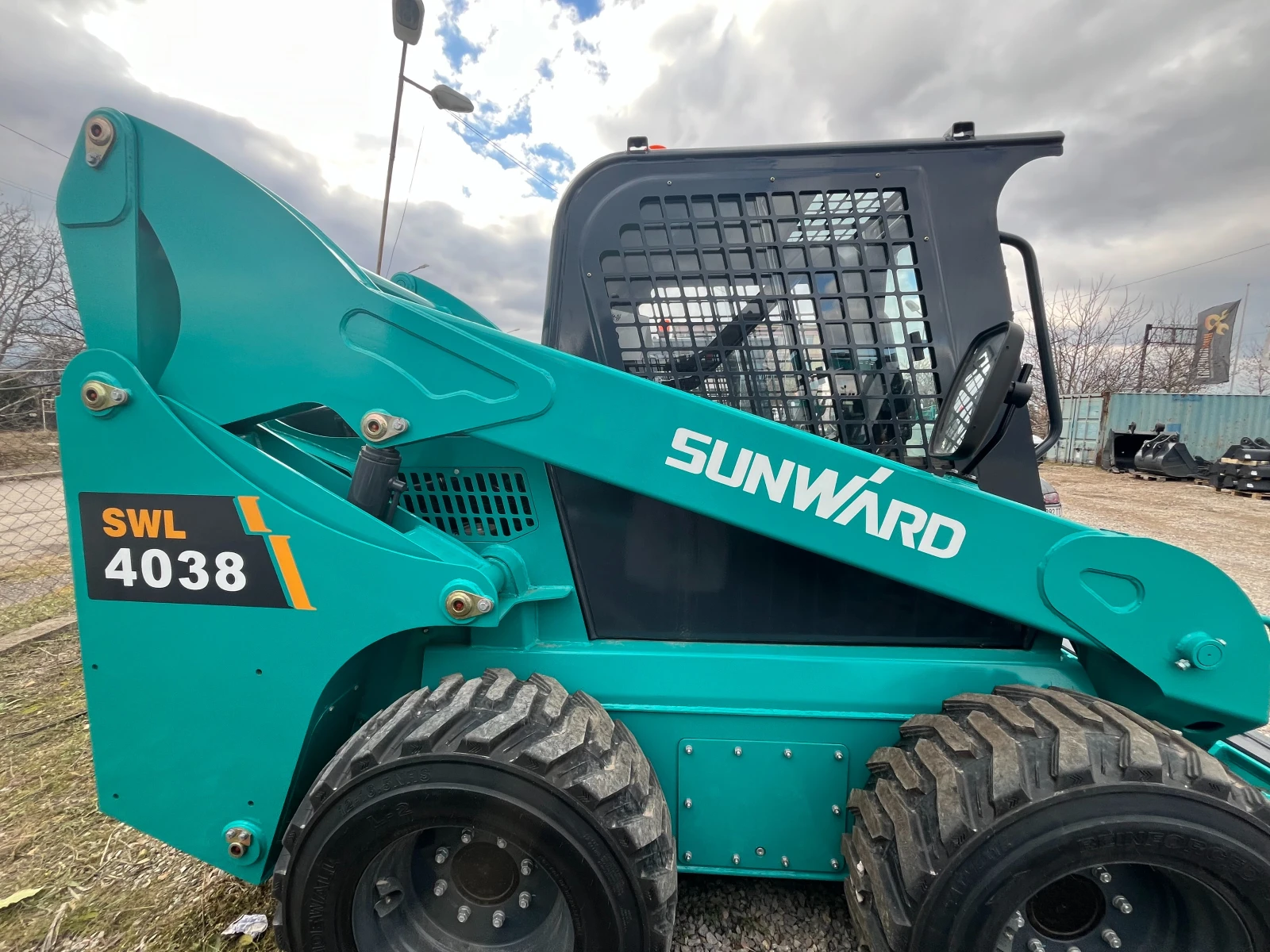 Мини челни товарачи Sunward SWL4038 - изображение 7