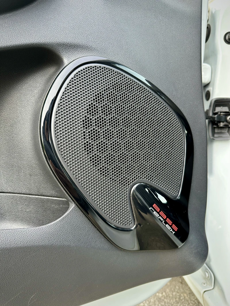 Renault Clio Moschino Design!, снимка 11 - Автомобили и джипове - 52628767