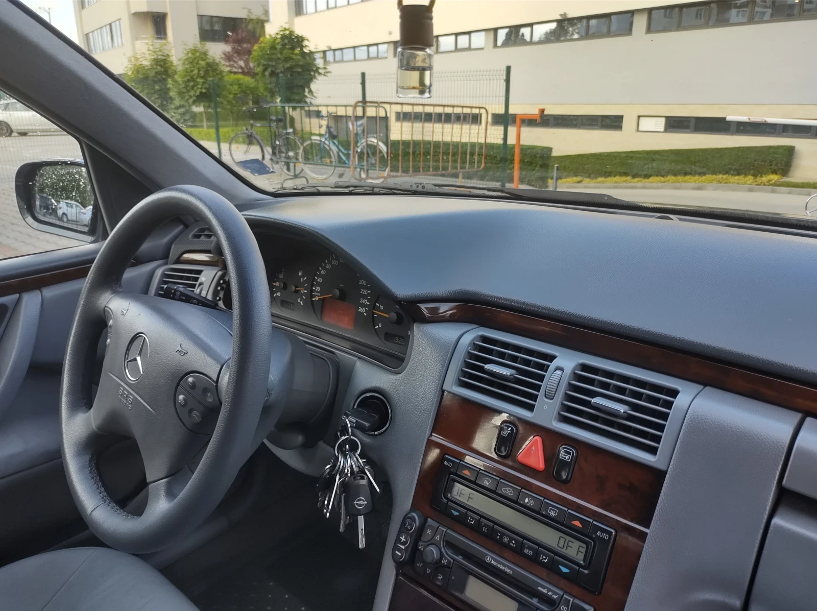 Mercedes-Benz E 270  - изображение 8
