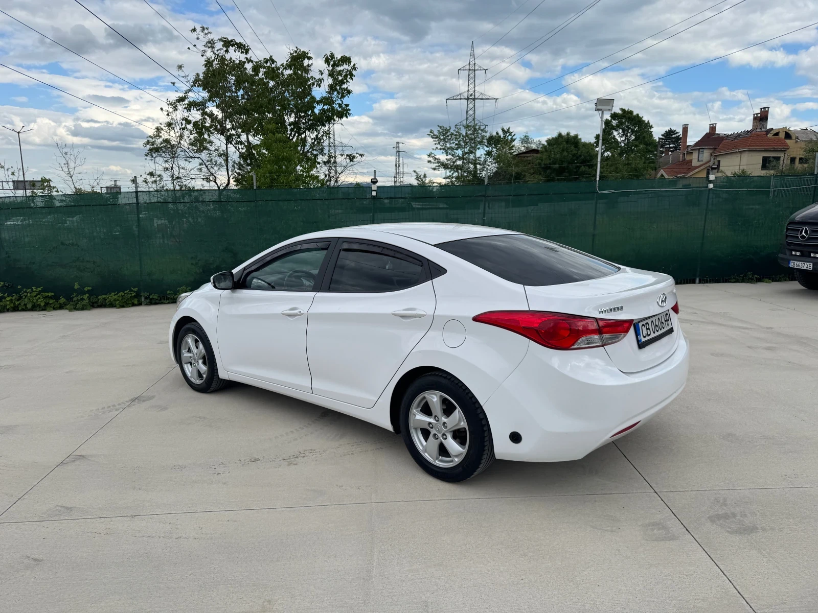 Hyundai Elantra Напълно обслужена !!! - изображение 4