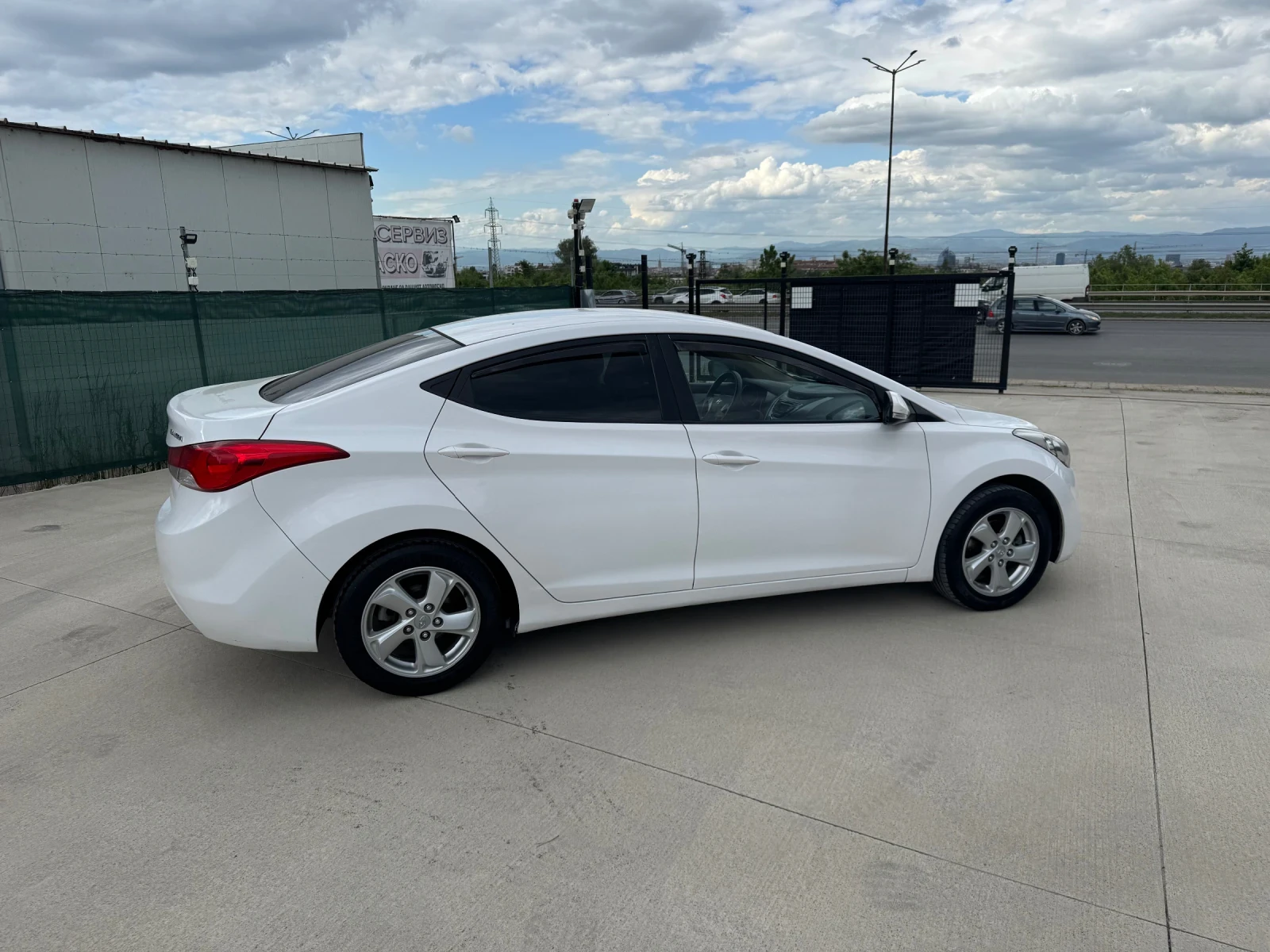 Hyundai Elantra Напълно обслужена !!! - изображение 2