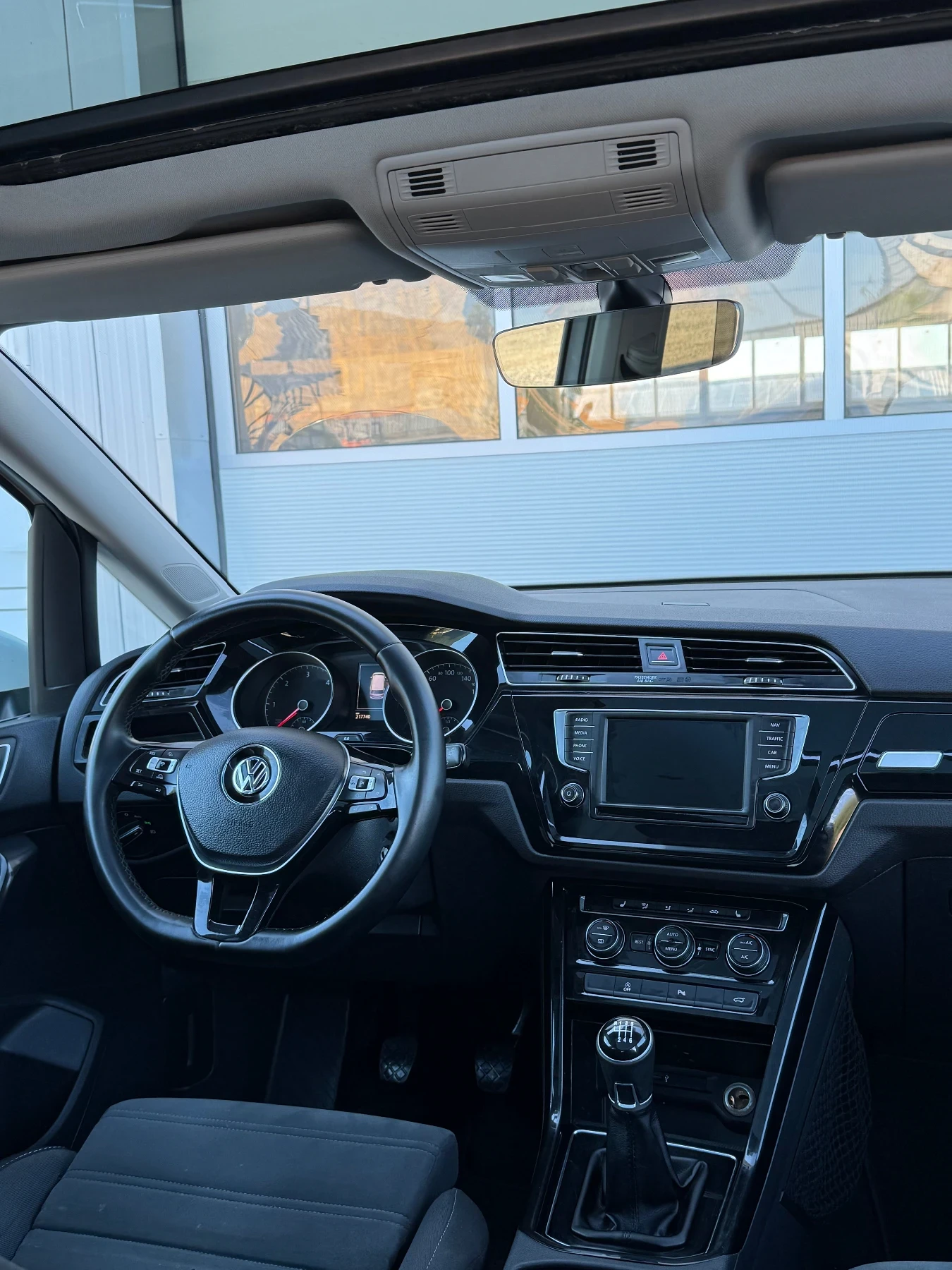 VW Touran FULL ГЕРМАНИЯ , снимка 10 - Автомобили и джипове - 54430799