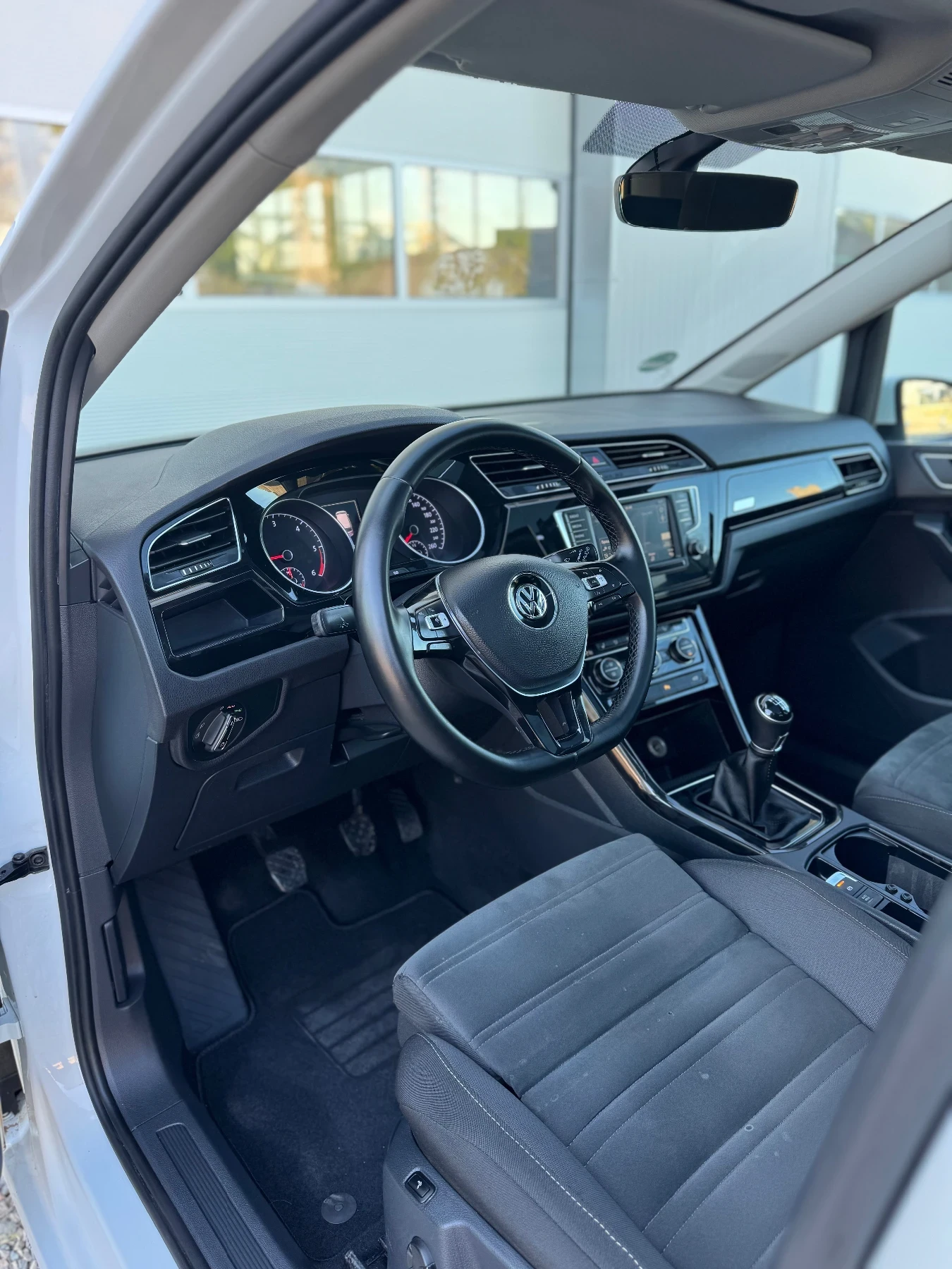VW Touran FULL ГЕРМАНИЯ , снимка 14 - Автомобили и джипове - 54430799