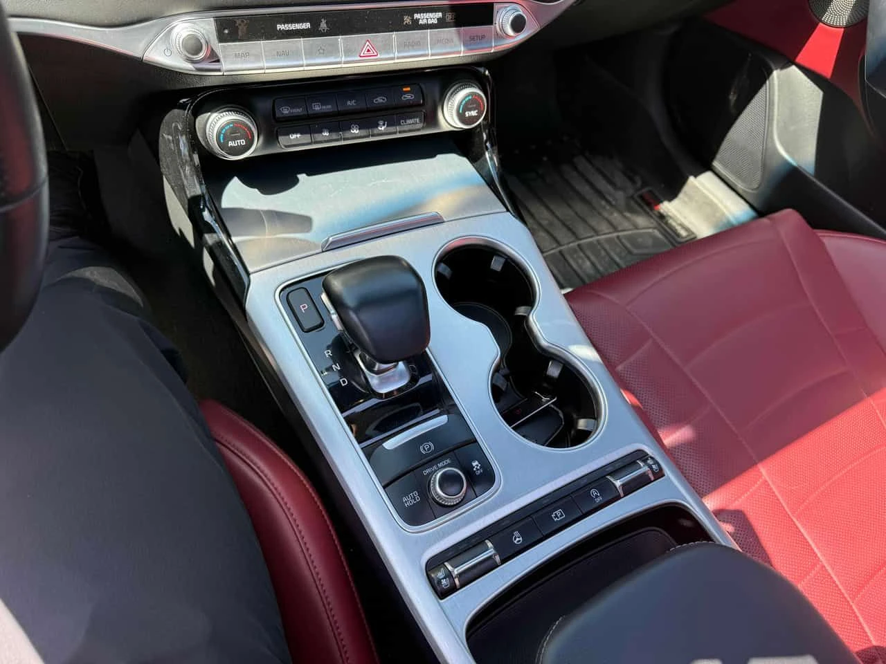 Kia Stinger  AWD / 360 / DISTRONIC / CARFAX / АВТОКРЕДИТ , снимка 10 - Автомобили и джипове - 54595386