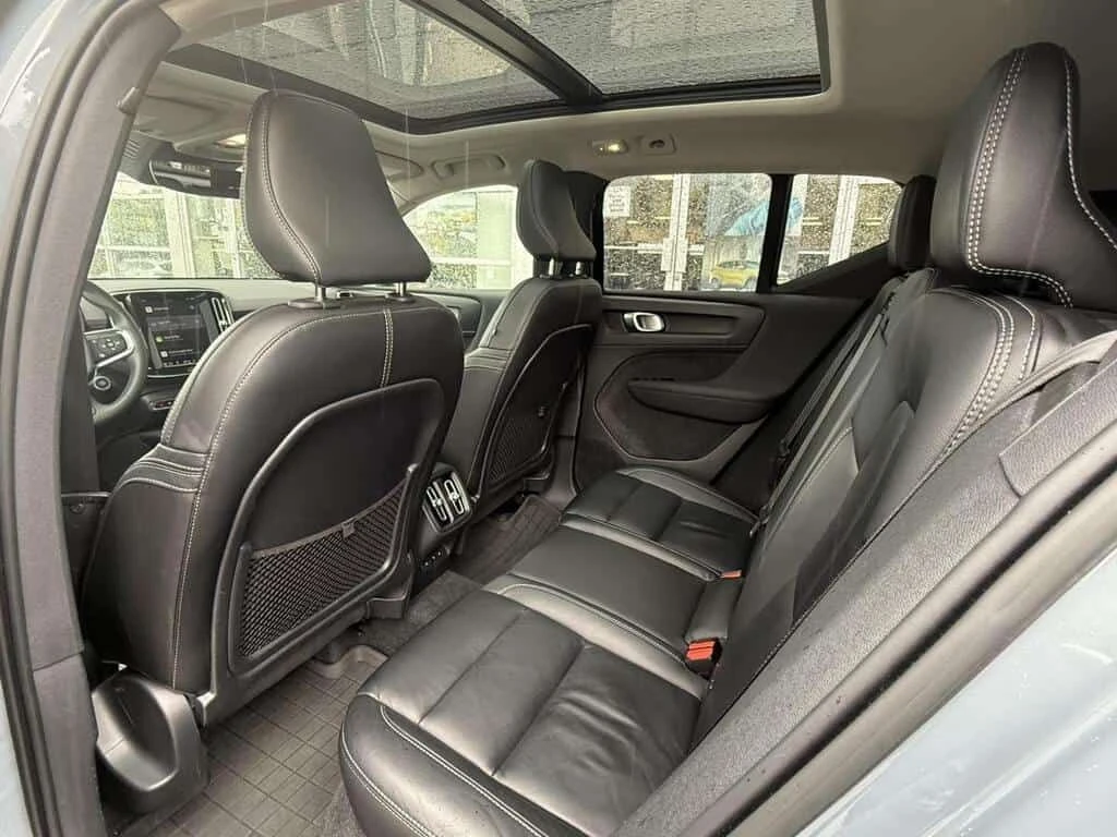 Volvo XC40 * АВТО КРЕДИТ* ЦЕНА ДО БГ * СЕРВИЗНА ИСТОРИЯ *  - изображение 9