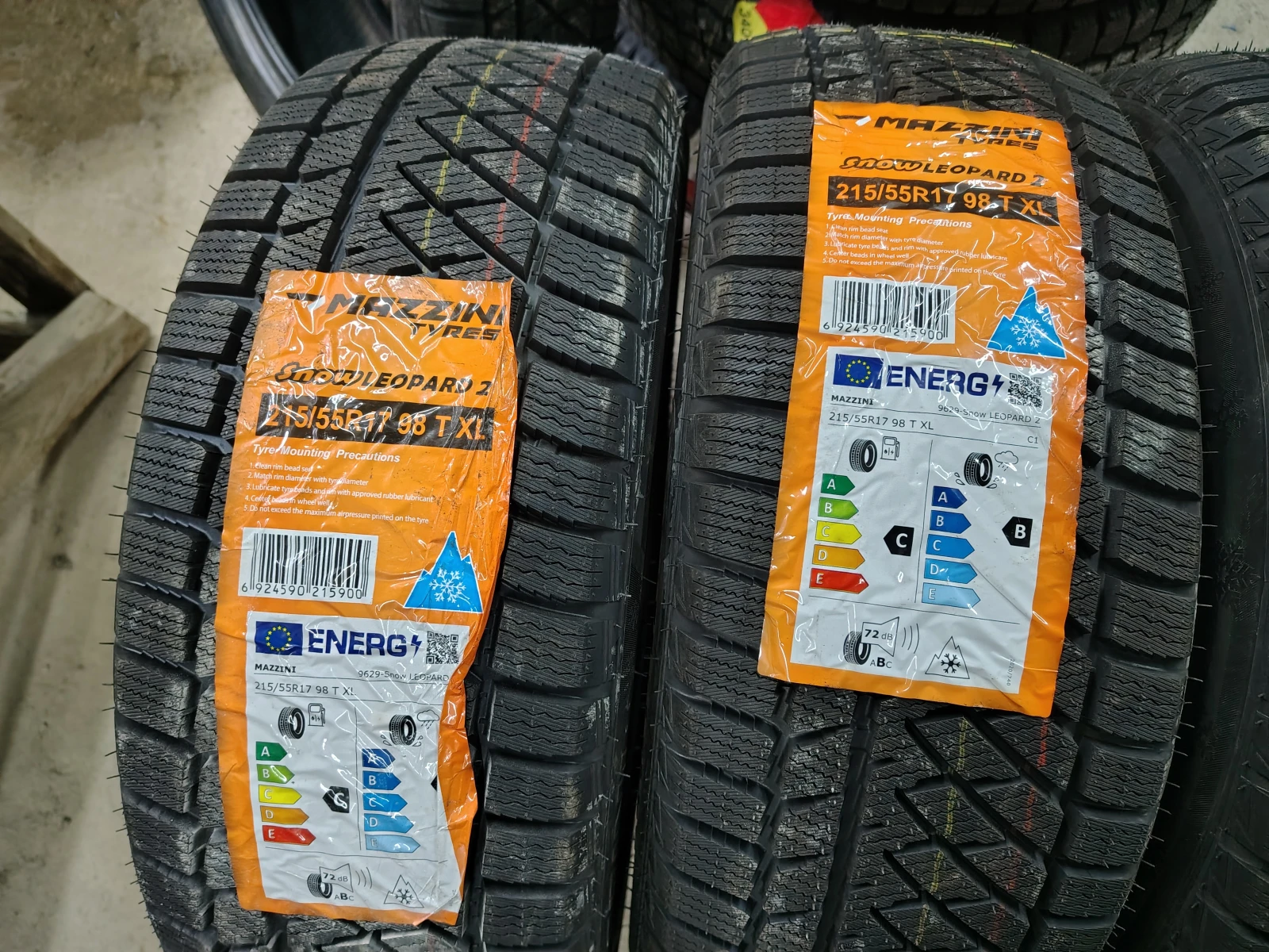 Гуми Зимни 215/55R17, снимка 2 - Гуми и джанти - 54091238