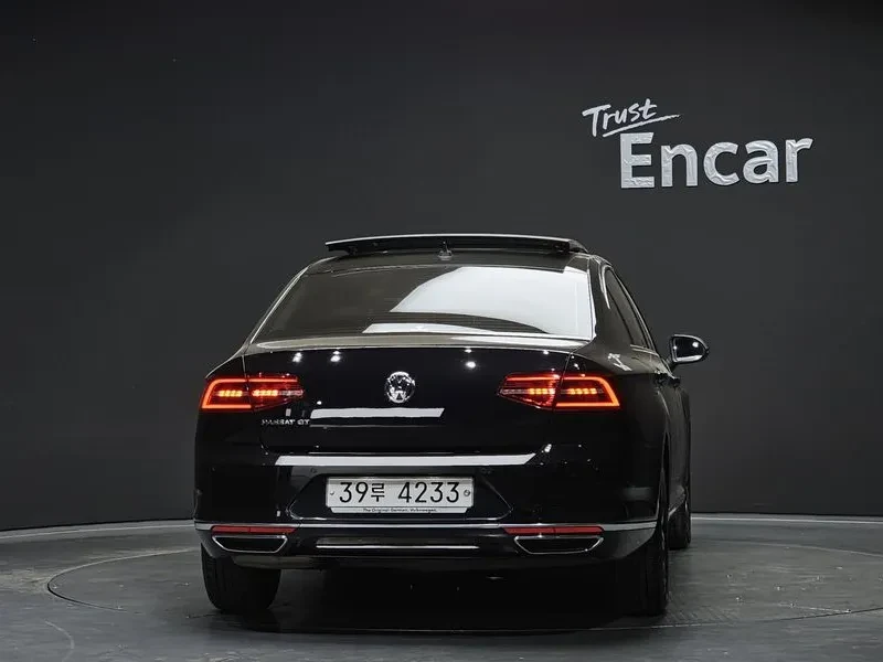VW Passat 2.0 TDI Premium, снимка 4 - Автомобили и джипове - 56617990