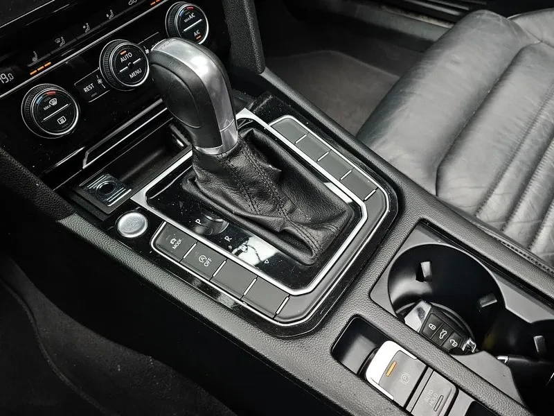 VW Passat 2.0 TDI Premium, снимка 9 - Автомобили и джипове - 56617990