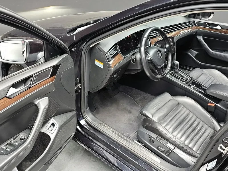 VW Passat 2.0 TDI Premium, снимка 11 - Автомобили и джипове - 56617990
