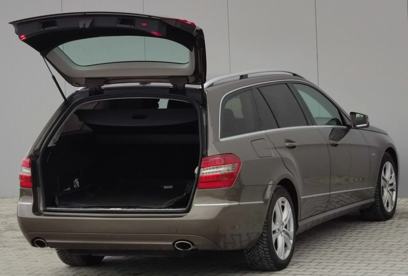 Mercedes-Benz E 350 * 4-MATIC* , снимка 15 - Автомобили и джипове - 54169501