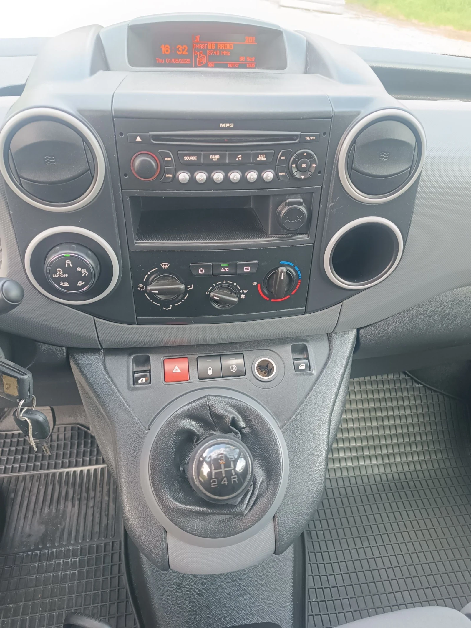 Peugeot Partner 1.6 eHDi, снимка 11 - Автомобили и джипове - 54381531
