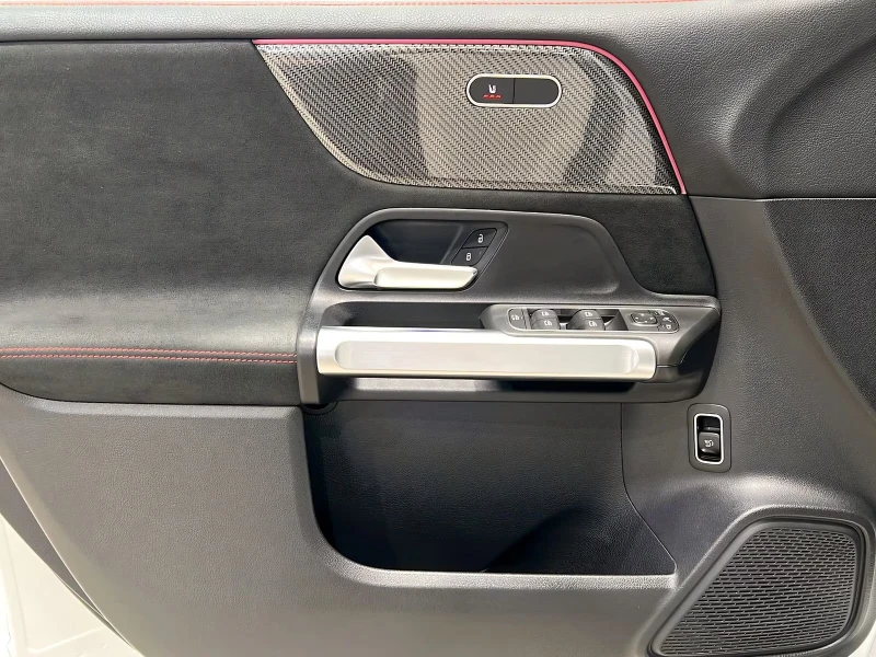 Mercedes-Benz GLB 220d/4M/AMG/190HP/DISTR/NIGHT/CAM/DAB/ACC/LED/141D, снимка 12 - Автомобили и джипове - 51997738