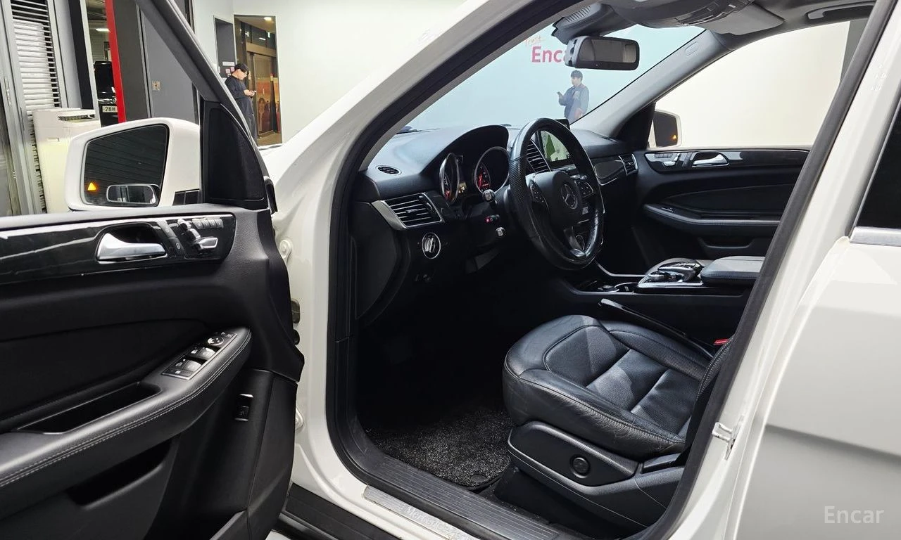 Mercedes-Benz GLE 350 d 4MATIC* AMG PACK* ПОДГРЕВ* ОБДУХВАНЕ* PANORAMA* , снимка 7 - Автомобили и джипове - 54446059