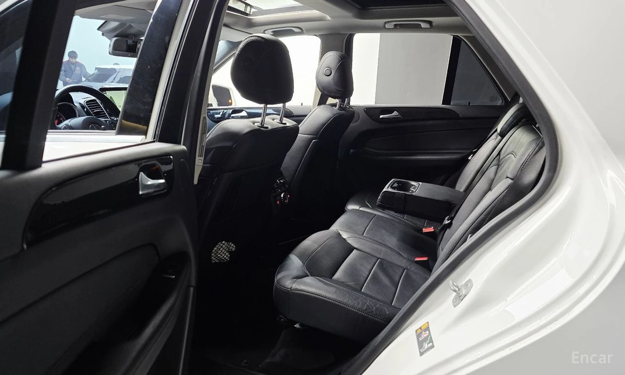 Mercedes-Benz GLE 350 d 4MATIC* AMG PACK* ПОДГРЕВ* ОБДУХВАНЕ* PANORAMA* , снимка 15 - Автомобили и джипове - 54446059