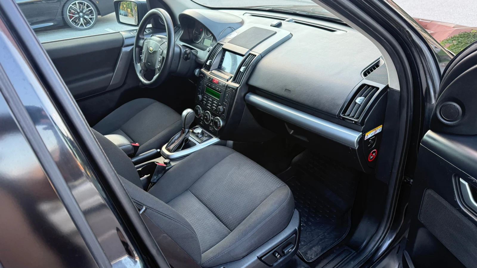 Land Rover Freelander АВТОМАТ* 4х4* АВТОПИЛОТ* OFF-ROAD* ПАРКТОРНИК* ТЕГ, снимка 13 - Автомобили и джипове - 56248632