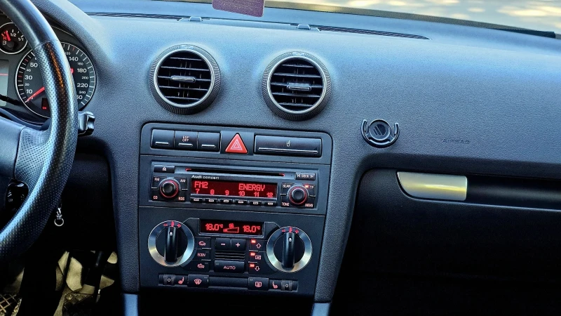 Audi A3 1.6i, снимка 11 - Автомобили и джипове - 52657304
