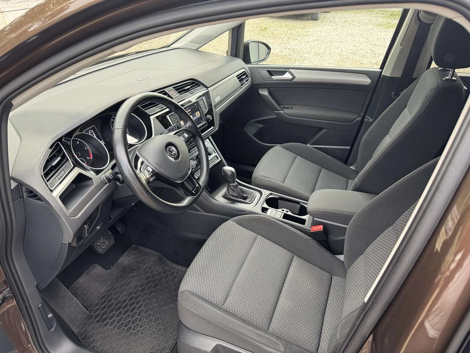 VW Touran DIESEL* AVTOMAT* UNIKAT* evro6* , снимка 15 - Автомобили и джипове - 54634476