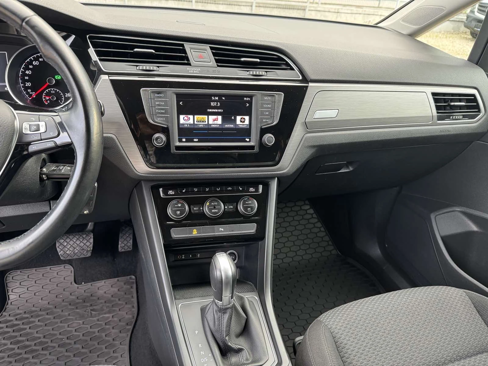 VW Touran DIESEL* AVTOMAT* UNIKAT* evro6* , снимка 14 - Автомобили и джипове - 54634476