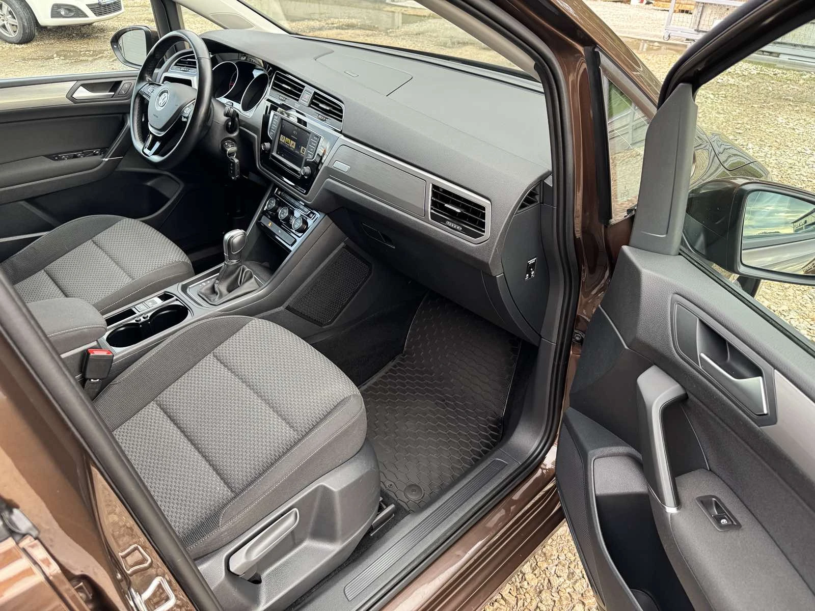 VW Touran DIESEL* AVTOMAT* UNIKAT* evro6* , снимка 13 - Автомобили и джипове - 54634476