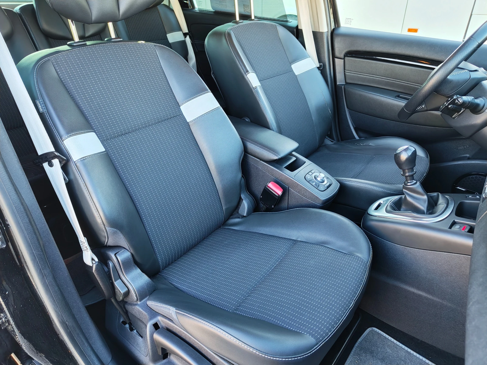 Renault Scenic BOSE 131, снимка 7 - Автомобили и джипове - 55183536