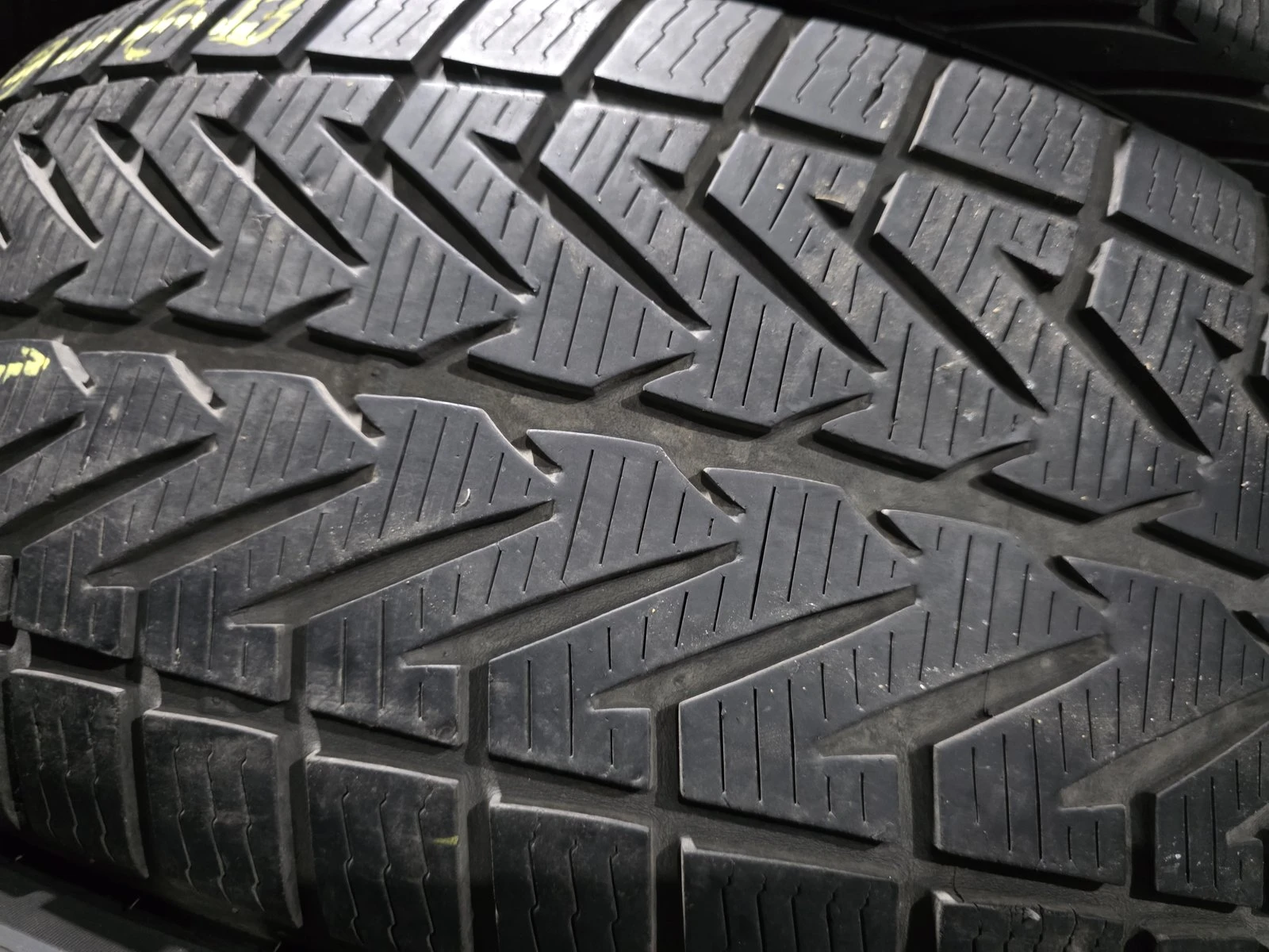 Гуми Зимни 225/60R18, снимка 4 - Гуми и джанти - 56735507