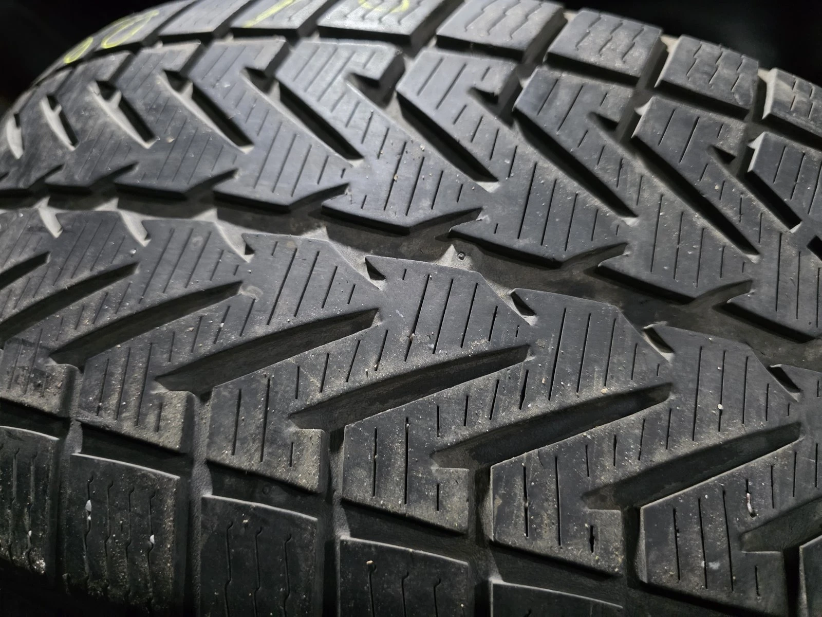 Гуми Зимни 225/60R18, снимка 3 - Гуми и джанти - 56735507