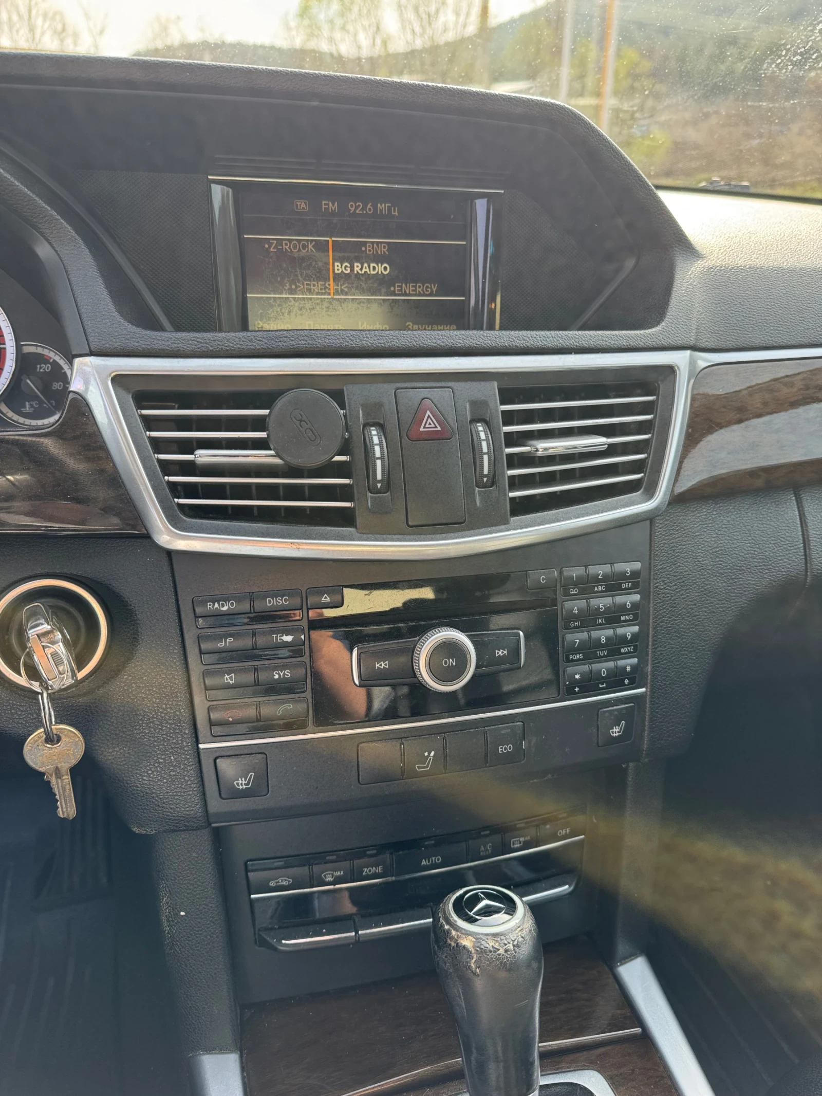 Mercedes-Benz E 200, снимка 12 - Автомобили и джипове - 53989313