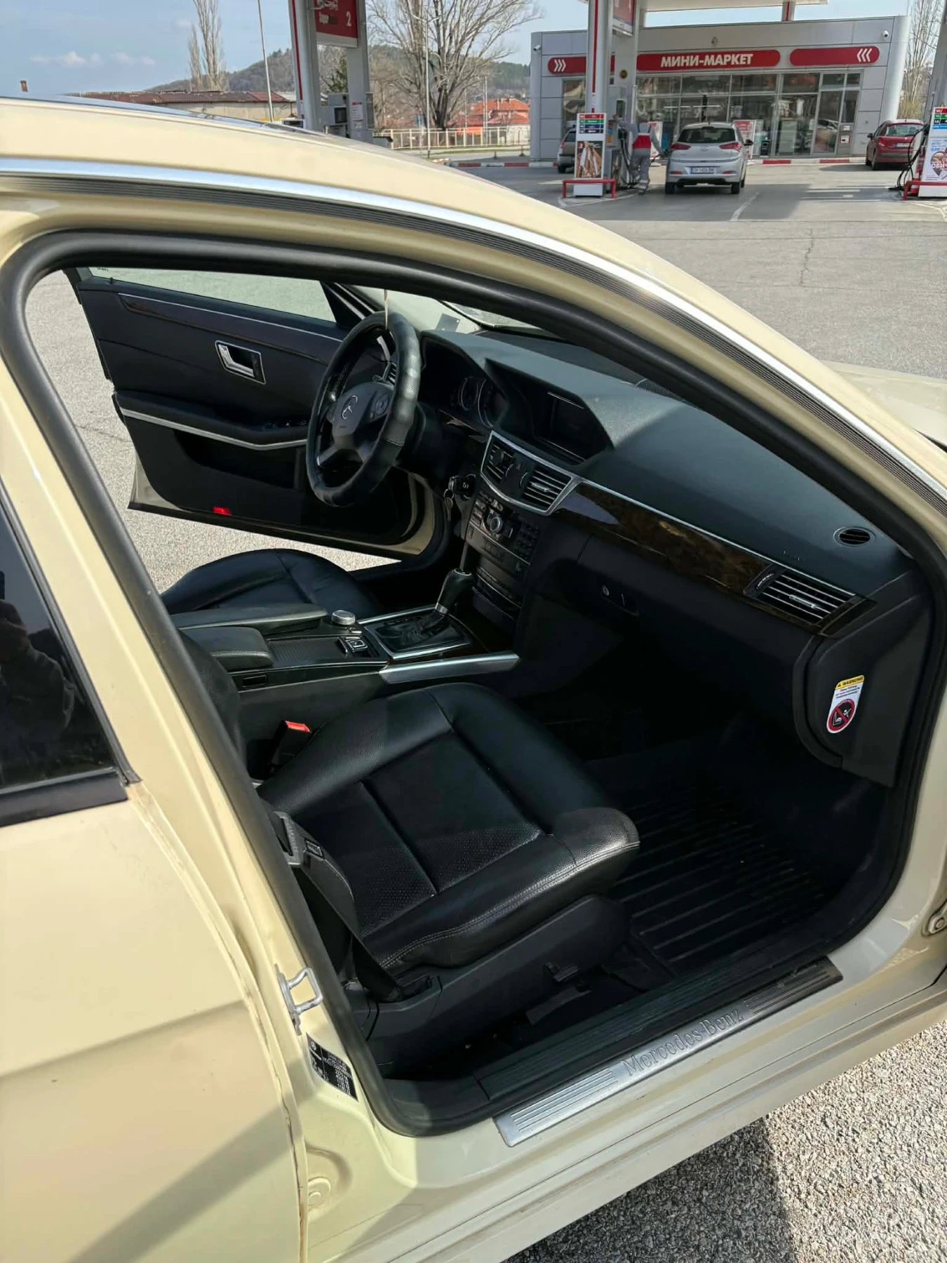 Mercedes-Benz E 200, снимка 5 - Автомобили и джипове - 53989313
