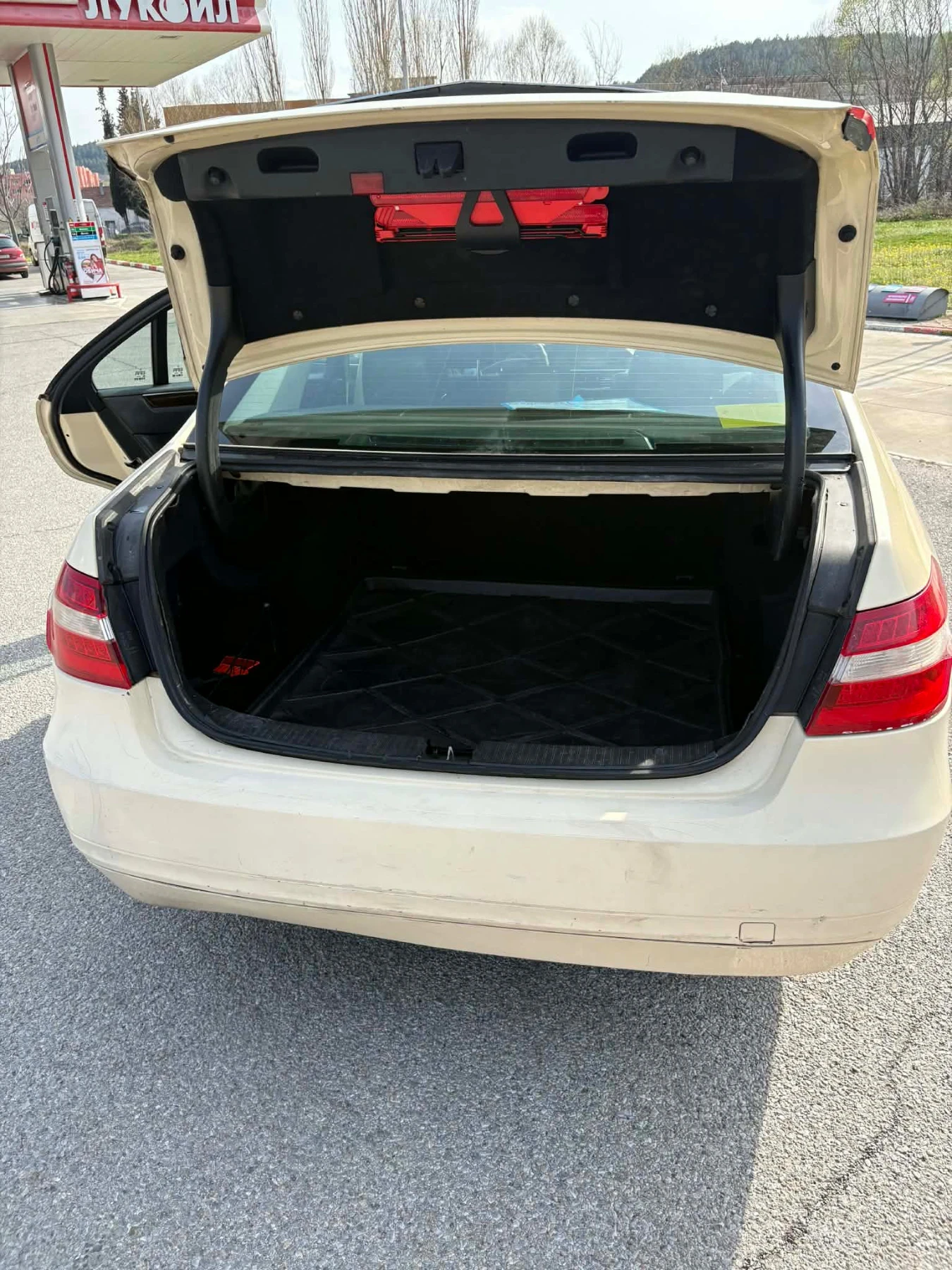 Mercedes-Benz E 200, снимка 3 - Автомобили и джипове - 53989313