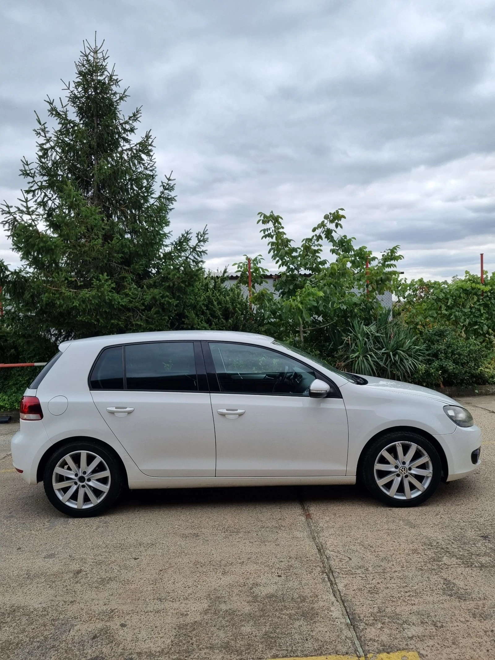 VW Golf 1.6tdi 105 коня, снимка 4 - Автомобили и джипове - 55654318