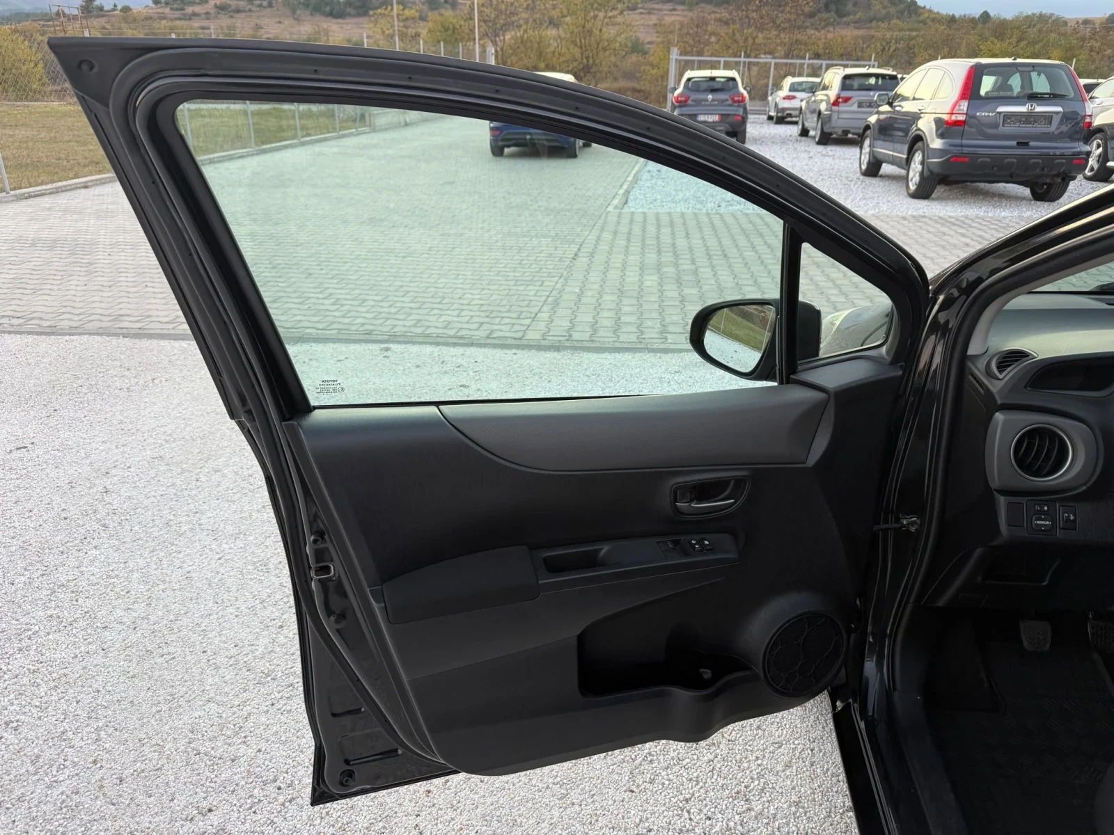 Toyota Yaris, снимка 11 - Автомобили и джипове - 56574017