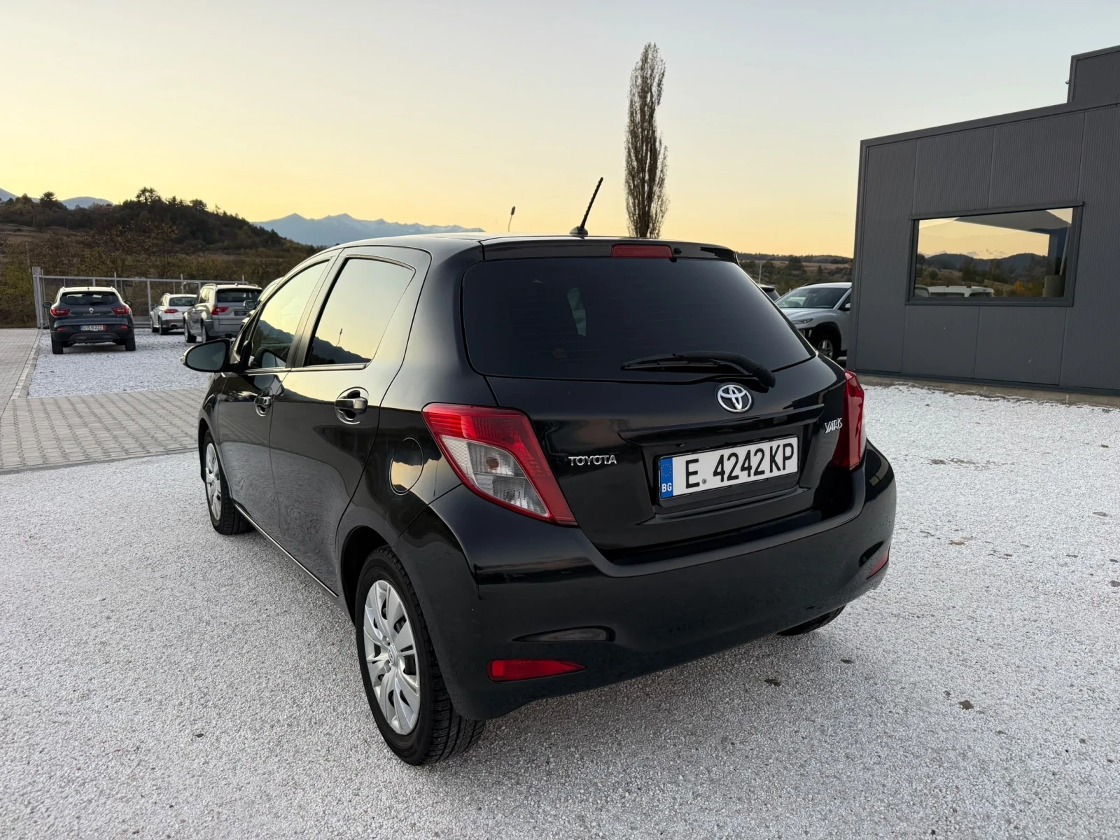 Toyota Yaris, снимка 10 - Автомобили и джипове - 56574017