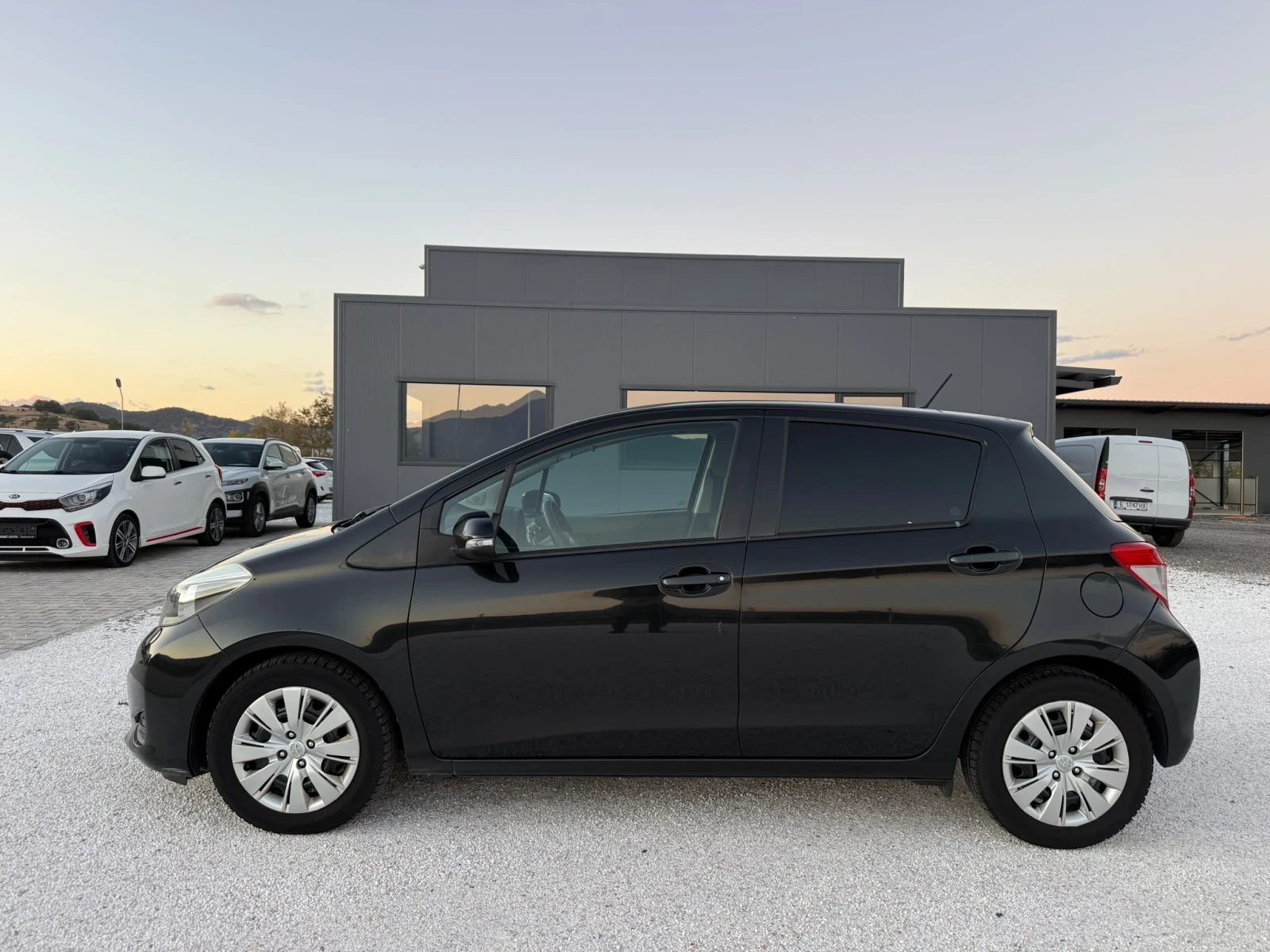 Toyota Yaris, снимка 9 - Автомобили и джипове - 56574017