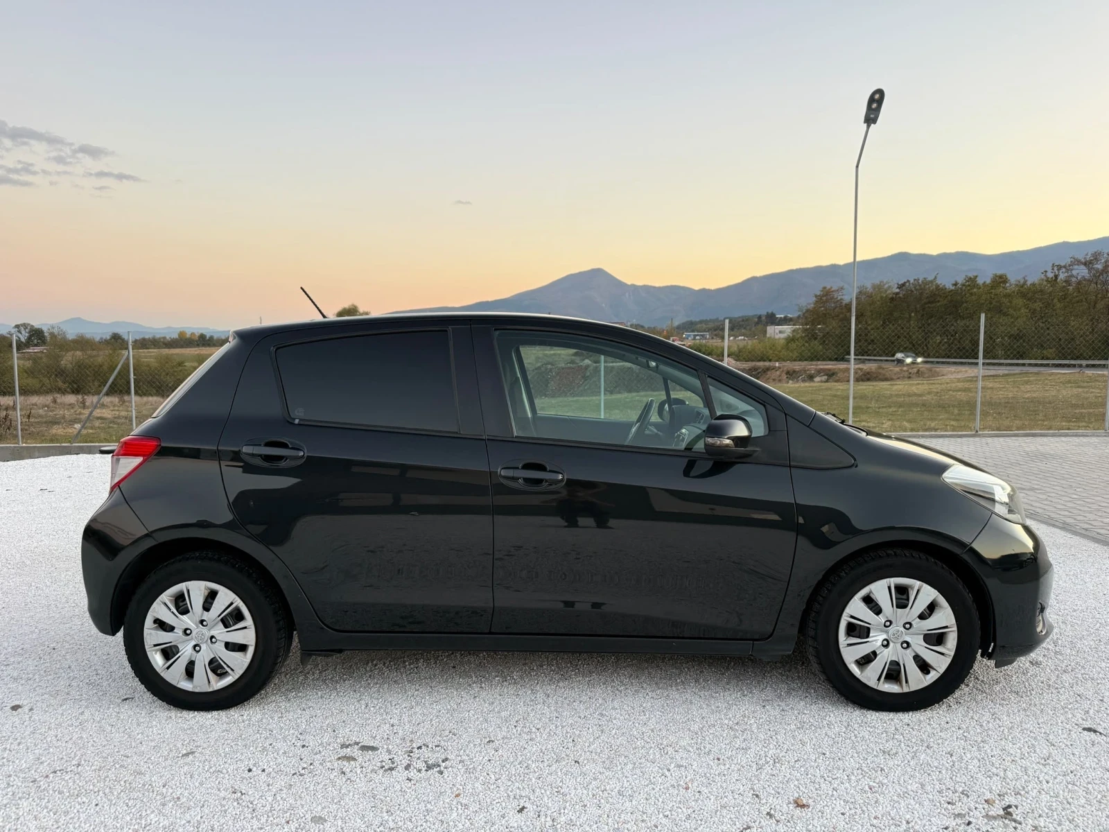 Toyota Yaris, снимка 6 - Автомобили и джипове - 56574017