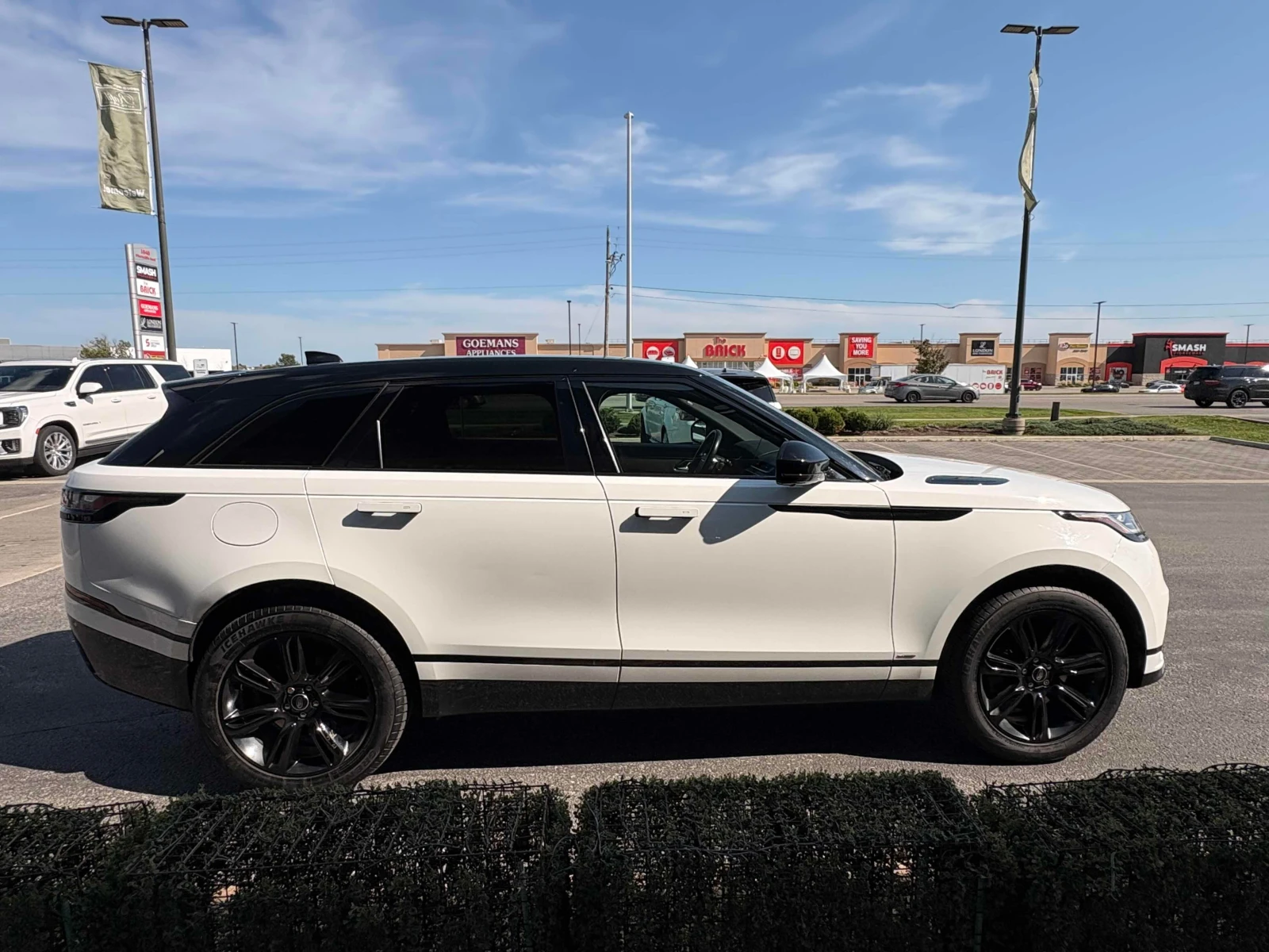 Land Rover Range Rover Velar * R Dynamic S * CARFAX * ОПЦИЯ ЗА ФИНАНСИРАНЕ, снимка 3 - Автомобили и джипове - 55827691