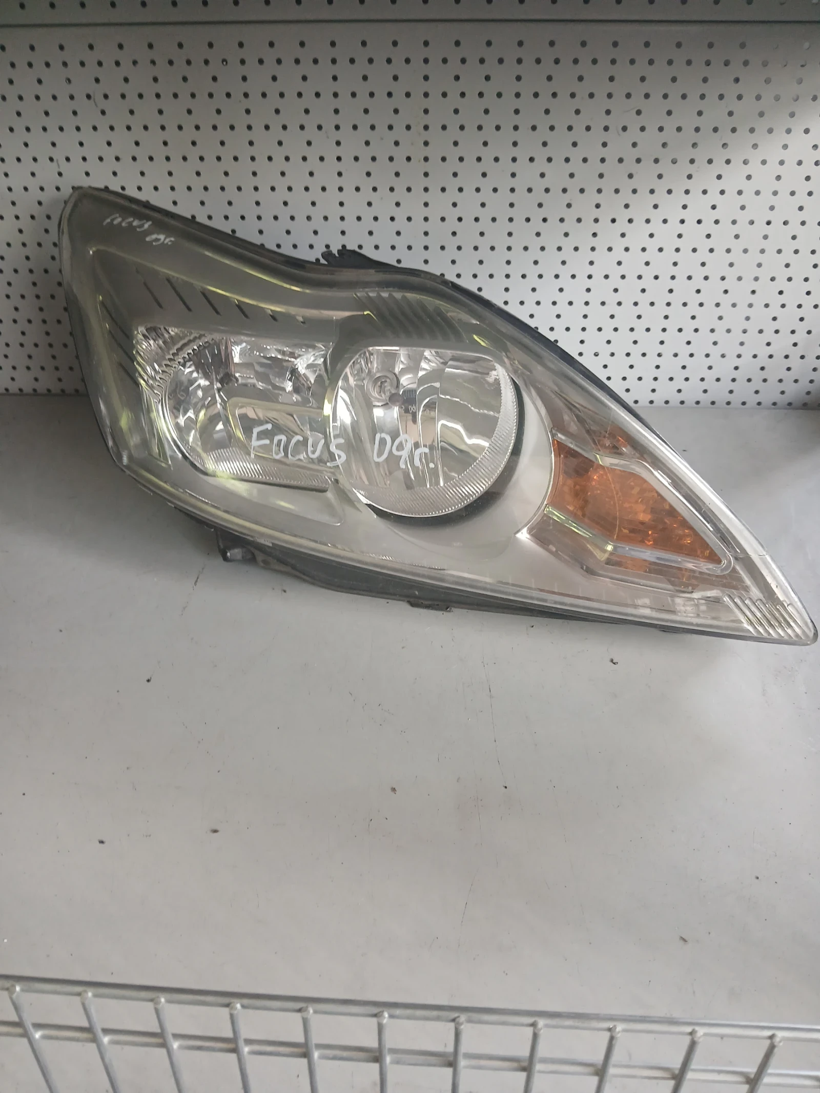 8M51-13W029-AD фар десен Ford Focus  2009г