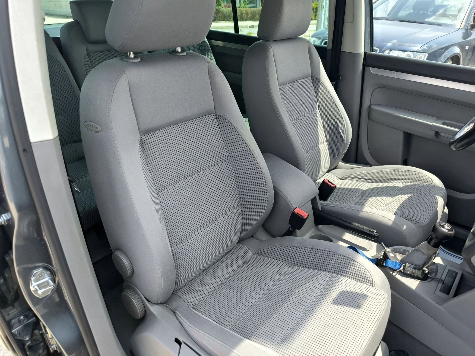 VW Touran 2.0TDI - изображение 8