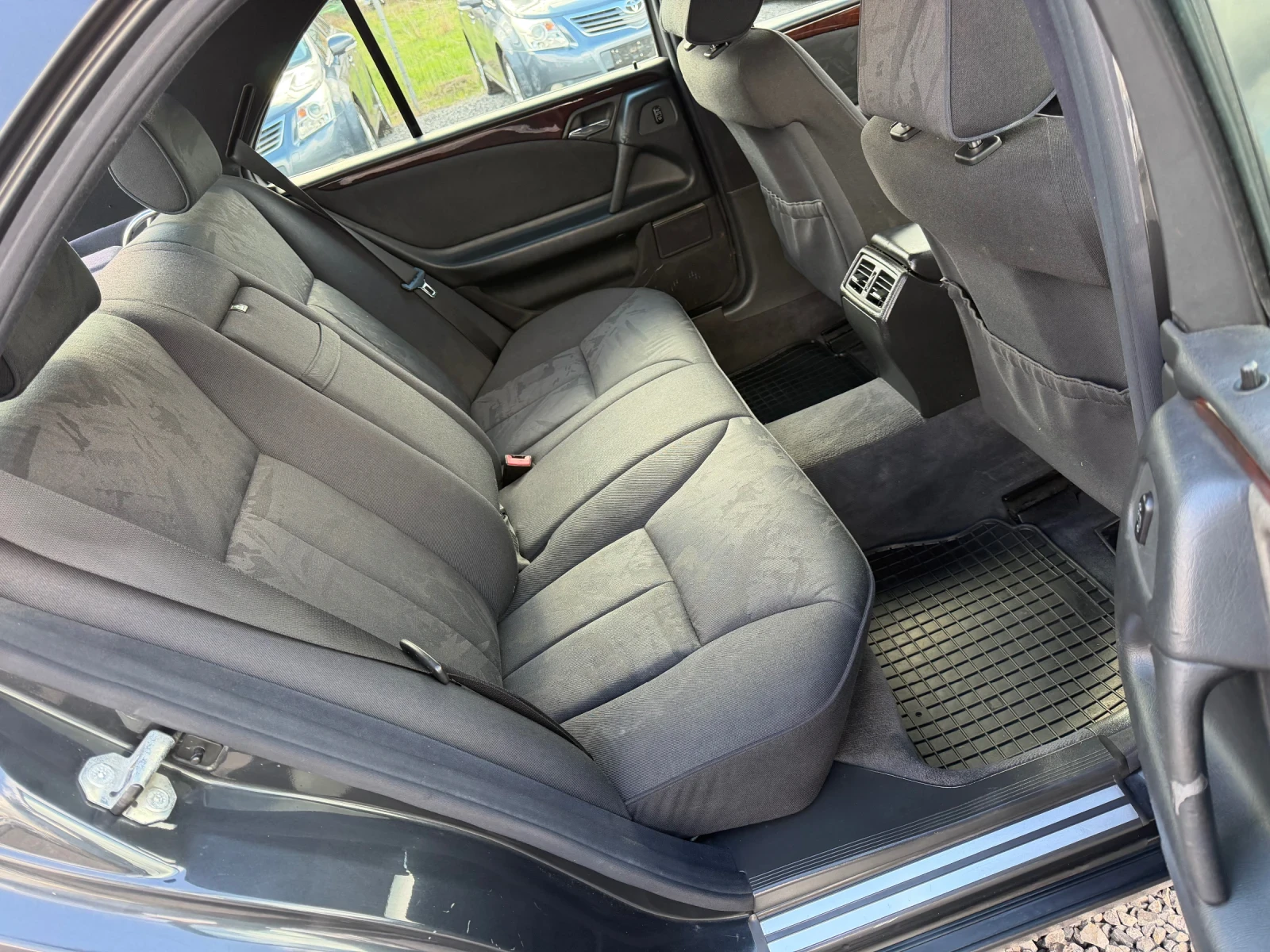 Mercedes-Benz E 250 2.5 Дизел, Внос Италия, Уникално запазен, РеалниКм, снимка 12 - Автомобили и джипове - 54082879