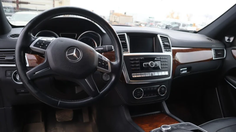 Mercedes-Benz GL 550 4MATIC* AMG PKG* PANO* 360 CAMERA* 7 SEATER, снимка 5 - Автомобили и джипове - 53469875